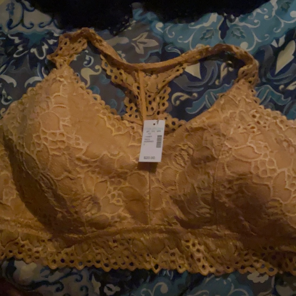 Never worn Bralette it’s a Size 2 it’s like 44 DD